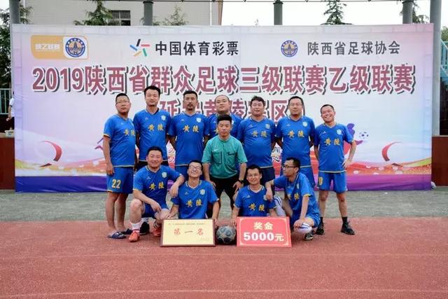 津门虎队员把于根伟抛起来 既是庆祝也是压力释放